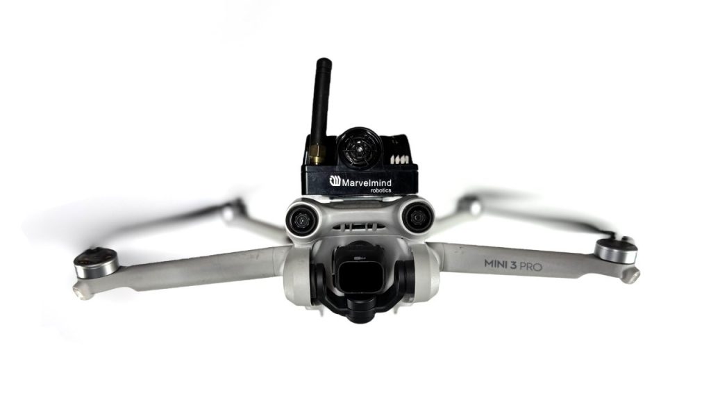 搭载 Marvelmind 超声波信标、用于室内自主飞行的 DJI Mini 3 无人机