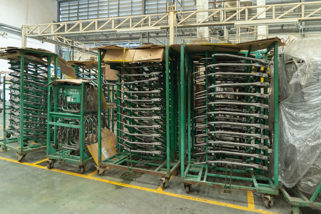 制造仓库中装有超声波跟踪信标的工业推车