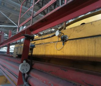 安装在起重机小车上、用于Y方向精确跟踪的Industrial Super-Beacon